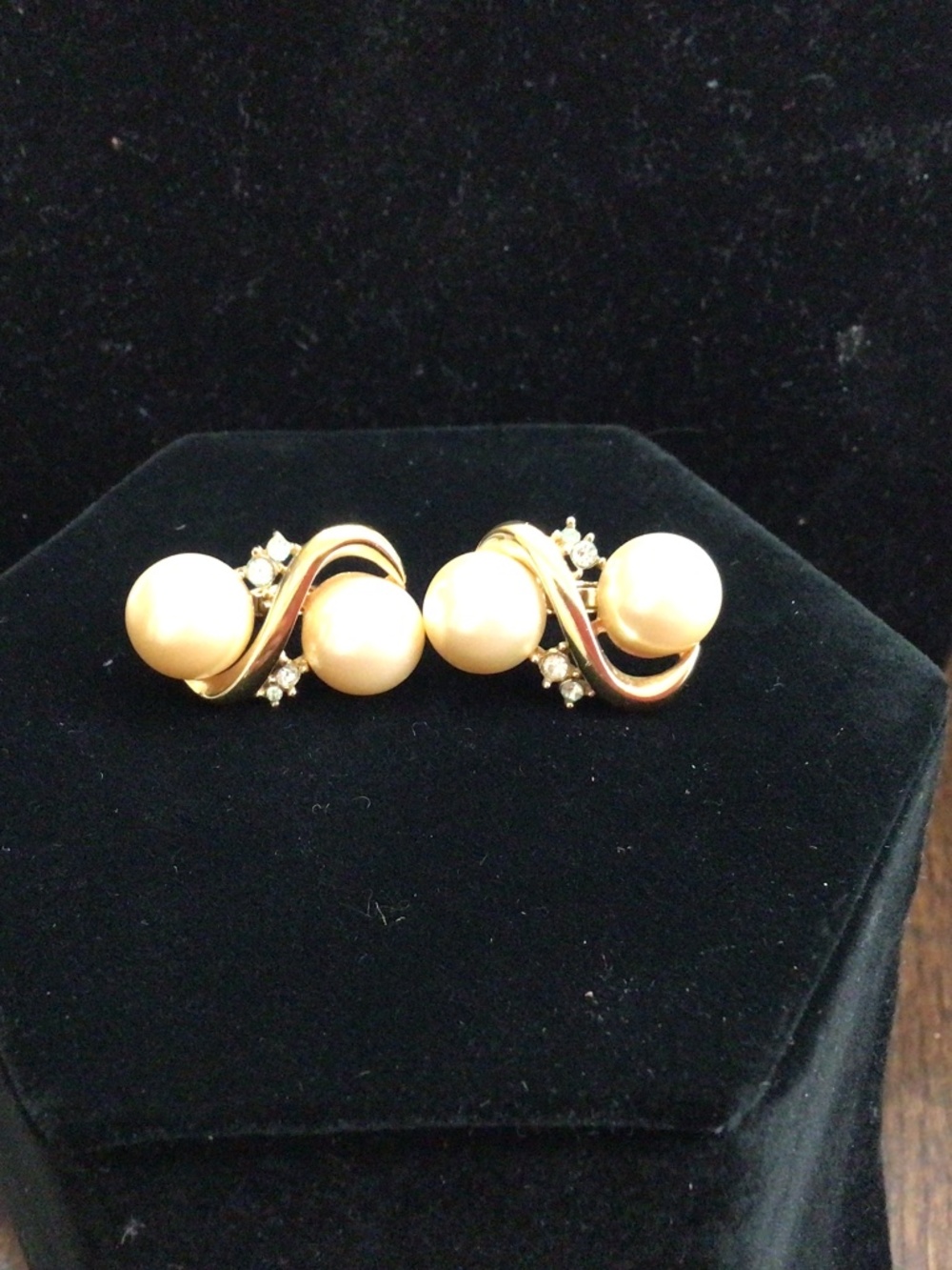 Richelieu Simulated pearls and rhinestones earrings. Very classy.